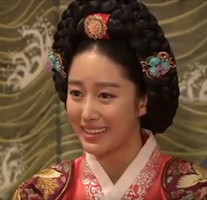 JTBドラマ「インス大妃(인수대비/インステビ)」では「チョン・ヘビン(전혜빈/全慧彬)」が廃妃尹氏を演じました。(2011年、2012年、韓国放送)