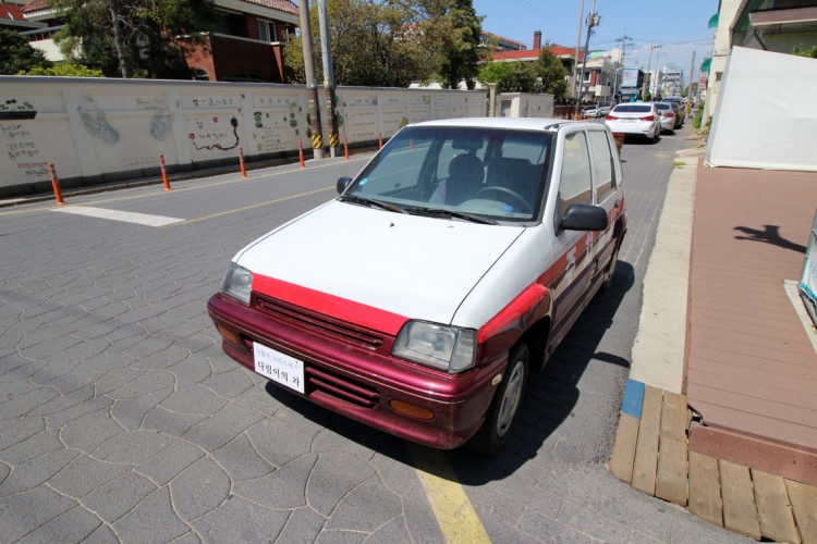 　女の主人公が違法駐車・停車の取り締まりのために乗っていた軽自動車もあります。