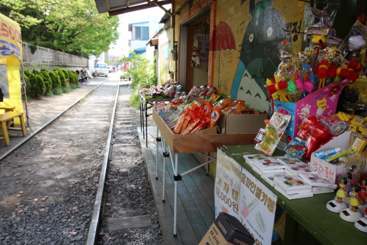 もともとここは列車が走っていましたが、列車がはしらない現在はこのように観光スポットになっています。 もともとここは列車が走っていましたが、列車がはしらない現在はこのように観光スポットになっています。