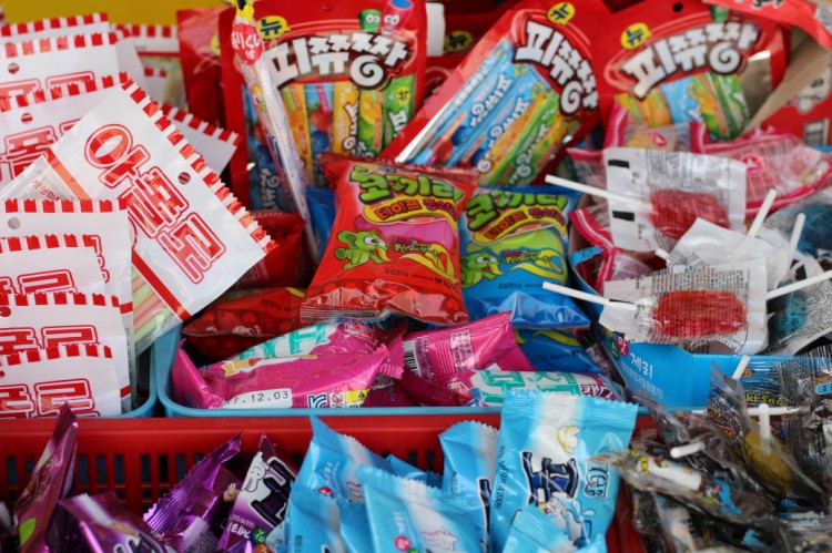 韓国人が懐かしさを感じる駄菓子やが並んでいます。先生や親がの指導があっても、学校の前の文房具屋に置いてあった駄菓子は学生たちにいつも人気でした。 韓国人が懐かしさを感じる駄菓子やが並んでいます。先生や親がの指導があっても、学校の前の文房具屋に置いてあった駄菓子は学生たちにいつも人気でした。
