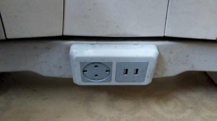 KTXサンチョン号の座席別についているUSB充電器とコンセント KTXサンチョン号の座席別についているUSB充電器とコンセント