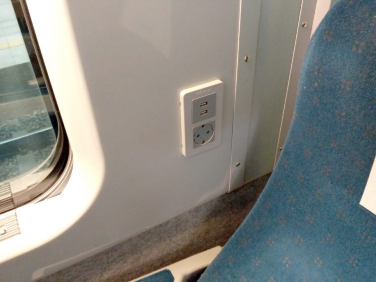 側面にUSB充電器とコンセントが付いているKTX号 側面にUSB充電器とコンセントが付いているKTX号