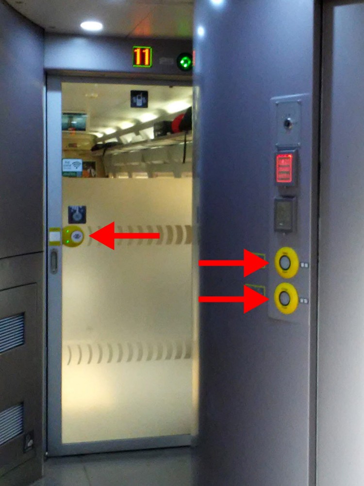 そっと触るだけで開く感知式ドアーのKTXサンチョン号 そっと触るだけで開く感知式ドアーのKTXサンチョン号