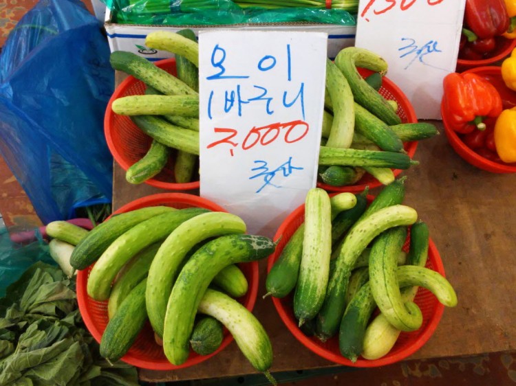 韓国産キュウリが1カゴ2,000ウォン(約200円) 韓国産キュウリが1カゴ2,000ウォン(約200円)