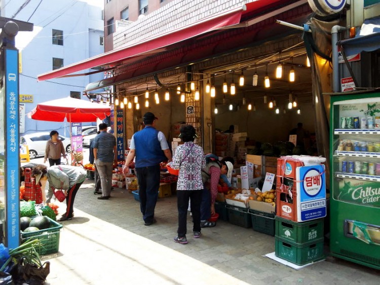 シンリムドン風物市場行く途中ある八百屋さん