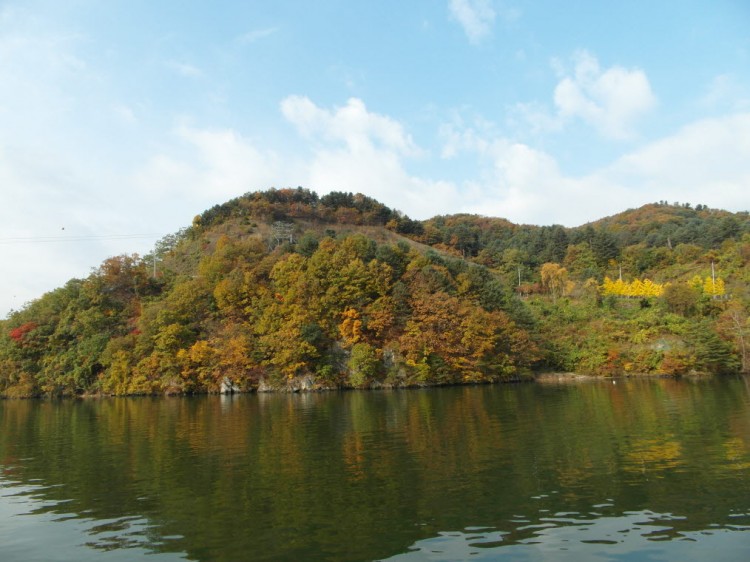 船に乗りこんな風景を見ながら島へ入る方法もありますが 船に乗りこんな風景を見ながら島へ入る方法もありますが