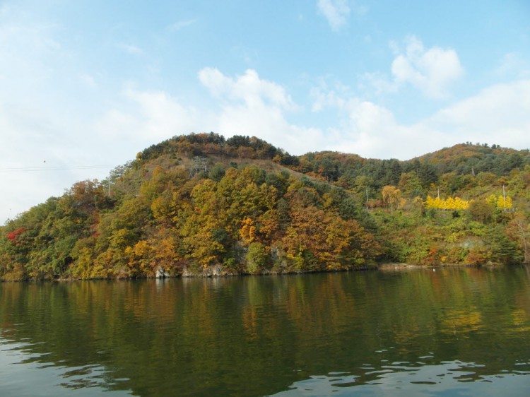 　船に乗りこんな風景を見ながら島へ入る方法もありますが