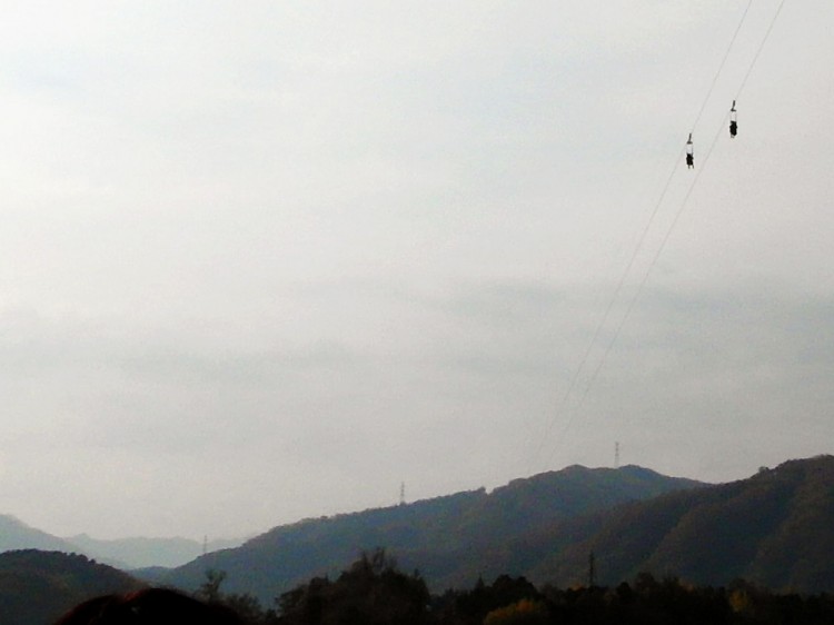 こんな風にもっと早く島に入る方法もあります。点のように見えるが人・観光客です。 こんな風にもっと早く島に入る方法もあります。点のように見えるが人・観光客です。