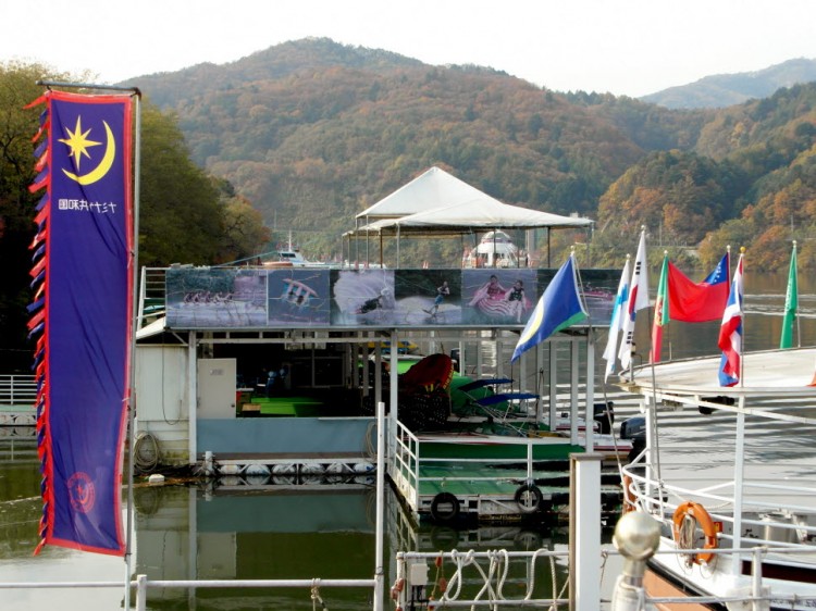 　島の船乗り場はこんな感じです。左の紫色旗には日本語で「ナミソム共和国」と書かれています。