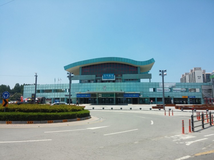 ムグンファ号は田舎の古い駅ではないと本数がとても少ないです。いつも利用している五松(오송/オソン)駅でムグンファ号を乗りたかったですが、ほぼ停車しないので仕方なく鳥致院(조치원/ジョチウォン)駅を利用しました。写真は鳥致院(조치원/ジョチウォン)駅です。 ムグンファ号は田舎の古い駅ではないと本数がとても少ないです。いつも利用している五松(오송/オソン)駅でムグンファ号を乗りたかったですが、ほぼ停車しないので仕方なく鳥致院(조치원/ジョチウォン)駅を利用しました。写真は鳥致院(조치원/ジョチウォン)駅です。