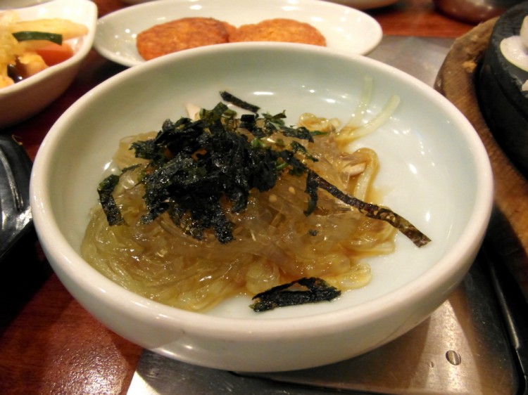 醤油で味付けしたところてんみたいなもので、ノリが載っています。 醤油で味付けしたところてんみたいなもので、ノリが載っています。