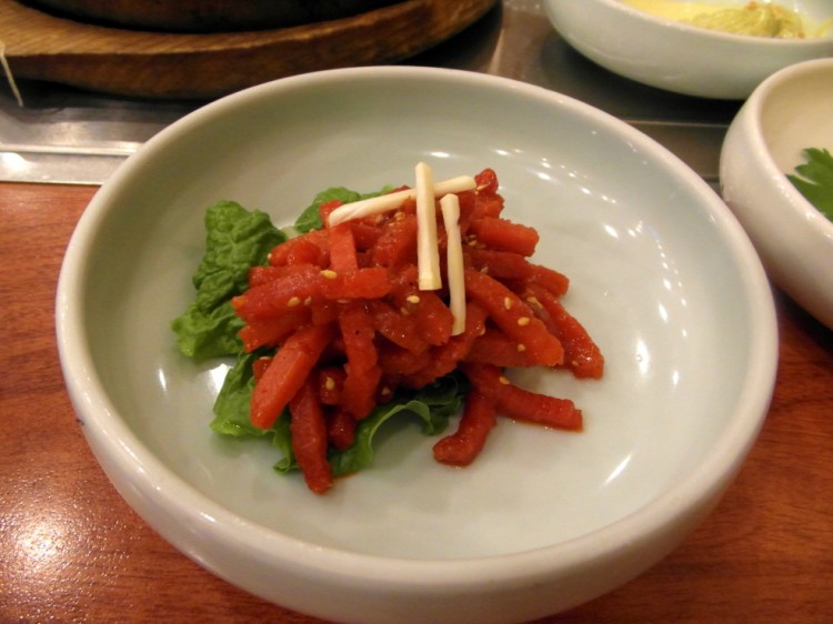 ユッケ(牛肉)です。牛の刺身でとても美味しいです。もともと別売りのものなのでお代わり不可のおかずです。ただし、別売りユッケは韓牛、基本おかずのユッケは輸入牛という差があります。 ユッケ(牛肉)です。牛の刺身でとても美味しいです。もともと別売りのものなのでお代わり不可のおかずです。ただし、別売りユッケは韓牛、基本おかずのユッケは輸入牛という差があります。
