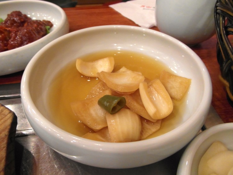 砂糖を入れた醤油とお酢につけて作った玉ねぎおかずです。 砂糖を入れた醤油とお酢につけて作った玉ねぎおかずです。
