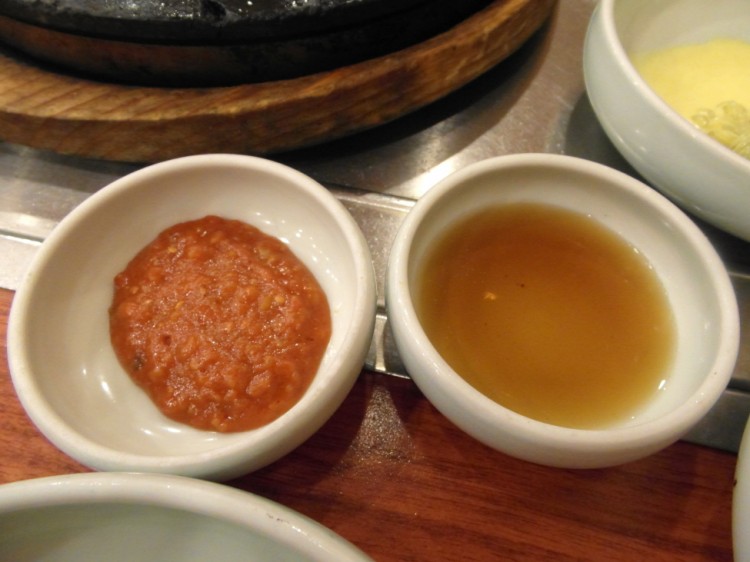 　味噌とたれです。韓国人がお肉と一緒に食べる味噌は純粋な韓国味噌ではなく、コチュジャンや他もものを混ぜたものです。