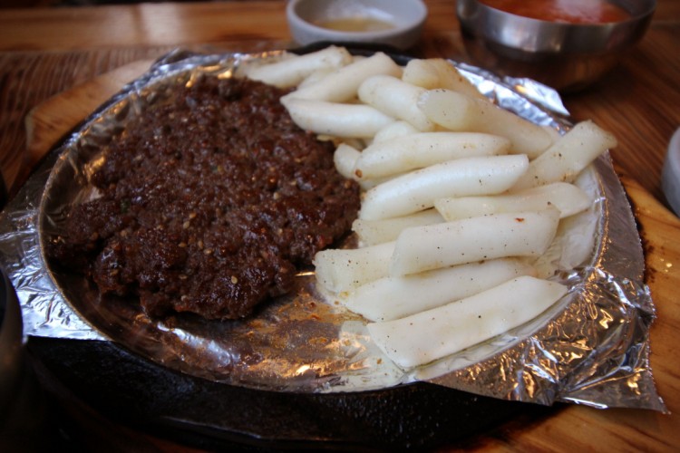 　写真はトックカルビに餅を追加したものです。餅を追加しなくてもトックカルビに餅がついていますが、その量が少ないです。そして最初から一緒に注文すると写真のようにトックカルビと一緒に出てきますので私のように「なんで追加の餅がでないんだろう」待たないで下さい。