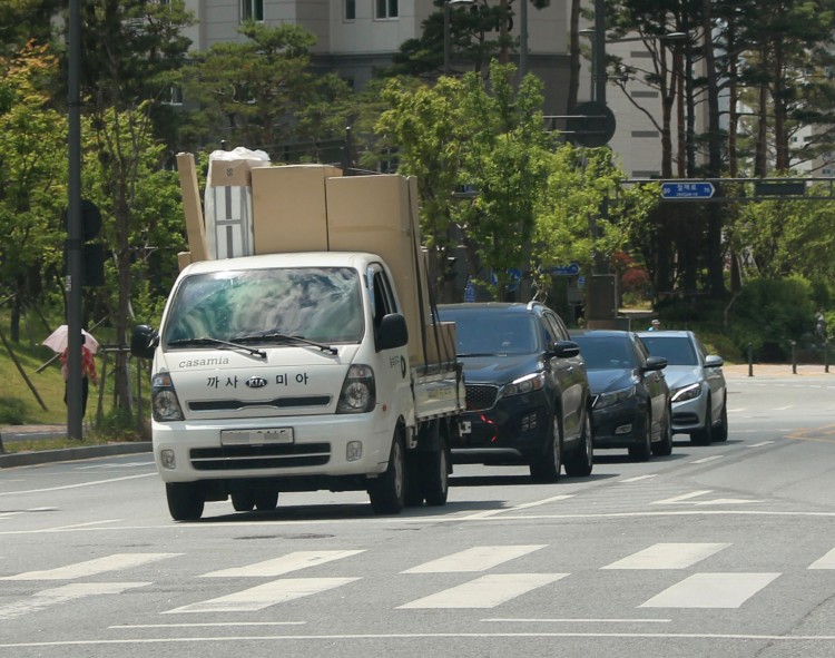 　カサミアという有名家具メーカーの車を先頭に、みんな黒いです。