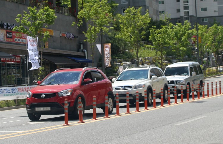 　ガラスが黒い車が並んでいます。絶対こんな瞬間を狙って撮った訳ではありません。