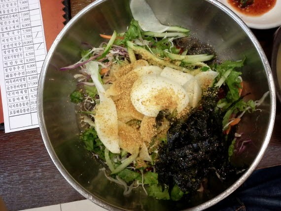 これはビビムマックッスですが、水冷麺みたいなムル(水)マックッスもあります。 これはビビムマックッスですが、水冷麺みたいなムル(水)マックッスもあります。
