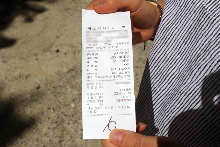 男女2人でマックッス2つとピョンユック1つでおなか一杯食べれます。女性3人ならばマックッス2つとピョンユック1つでも問題ないと思います。当時はピョンユックの価格が16,000ウォン(約1,600円)でしたが、現在は17,000ウォン(約1,700円)です。 男女2人でマックッス2つとピョンユック1つでおなか一杯食べれます。女性3人ならばマックッス2つとピョンユック1つでも問題ないと思います。当時はピョンユックの価格が16,000ウォン(約1,600円)でしたが、現在は17,000ウォン(約1,700円)です。