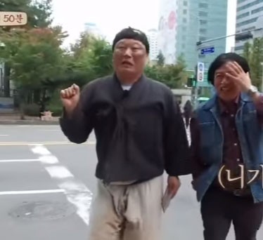 当時の画像ではありませんが、デビュー時はこんな格好でした。片手を上げて「ヘンニマー(행님아:兄ちゃんという方言)」叫ぶのが彼のトレードマークでした。見た目ではなくしぐさが面白いです。 当時の画像ではありませんが、デビュー時はこんな格好でした。片手を上げて「ヘンニマー(행님아:兄ちゃんという方言)」叫ぶのが彼のトレードマークでした。見た目ではなくしぐさが面白いです。