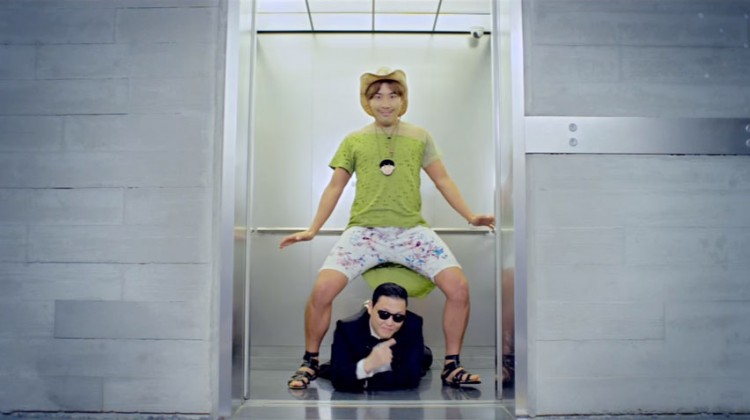 「PSY(サイ)のカンナムスタイル」MVに出演した時のノ・ホンチョル。このMV出現以後、海外でも有名人になって「エレベーターマン」、「カンナムスタイルのクレイジーマン」というあだ名ができました。 「PSY(サイ)のカンナムスタイル」MVに出演した時のノ・ホンチョル。このMV出現以後、海外でも有名人になって「エレベーターマン」、「カンナムスタイルのクレイジーマン」というあだ名ができました。