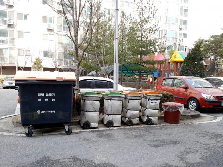 韓国のアパートのゴミ捨て場