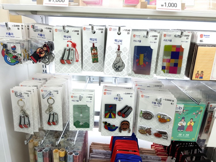 しおり・キーホルダー・磁石<br />1000~2,000ウォン(約200円) しおり・キーホルダー・磁石<br />1000~2,000ウォン(約200円)