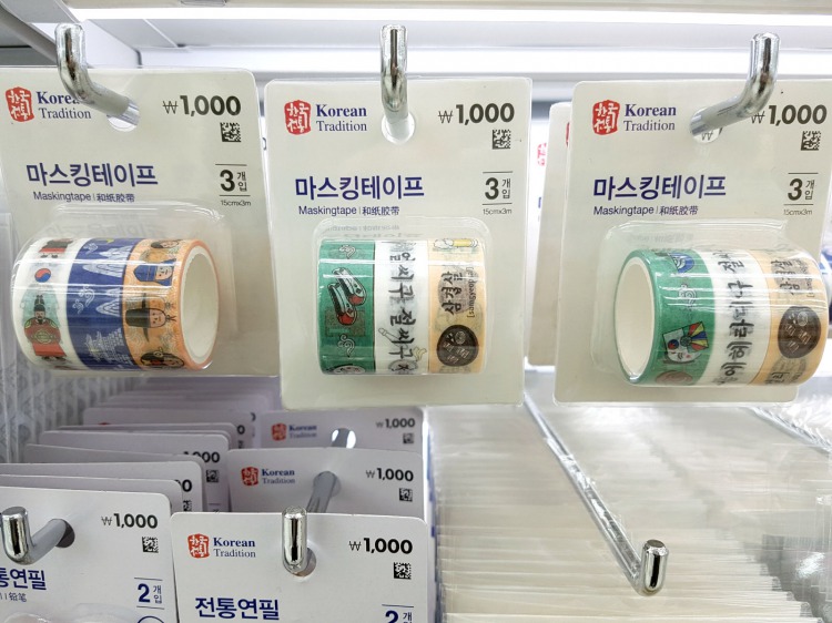 マスキングテープ(3個入り)<br />1,000ウォン(約100円) マスキングテープ(3個入り)<br />1,000ウォン(約100円)