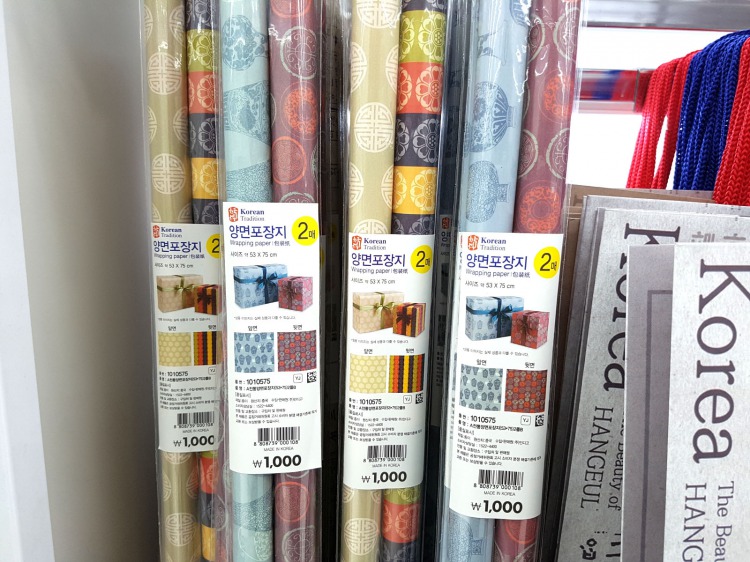両面包装紙(2枚入り)<br />1,000ウォン(約100円) 両面包装紙(2枚入り)<br />1,000ウォン(約100円)