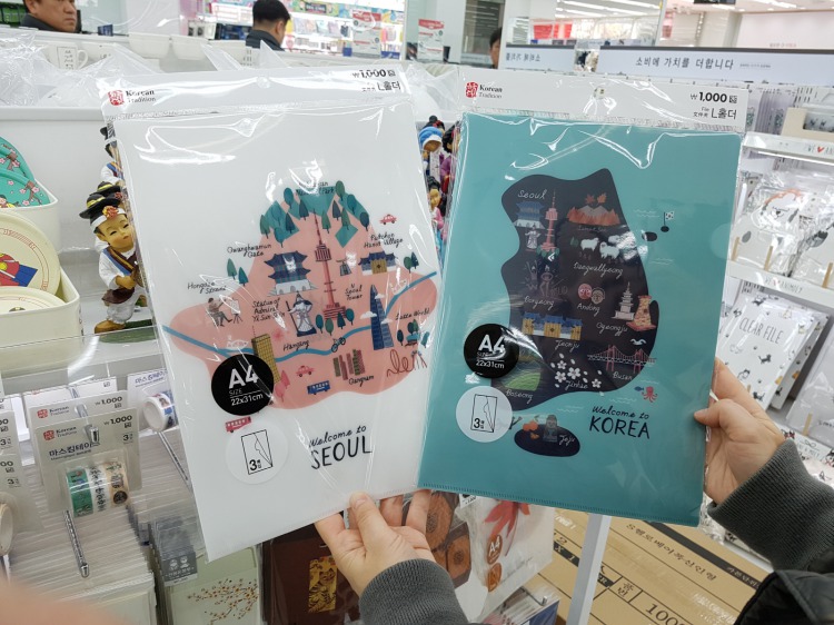 クリアファイル(3枚入り)<br />1,000ウォン(約100円) クリアファイル(3枚入り)<br />1,000ウォン(約100円)