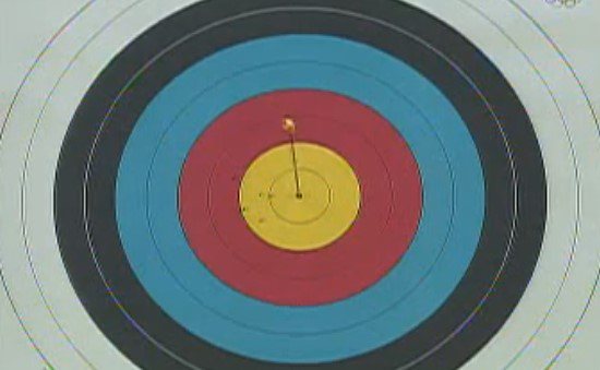 パク・ソンヒョン選手はアテネ五輪で的のど真ん中にある直径1cmの穴にあるカメラを当てた(的までの距離は75m) パク・ソンヒョン選手はアテネ五輪で的のど真ん中にある直径1cmの穴にあるカメラを当てた(的までの距離は75m)